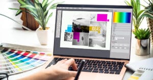 Pessoa usando computador com paleta de cores áreas do design
