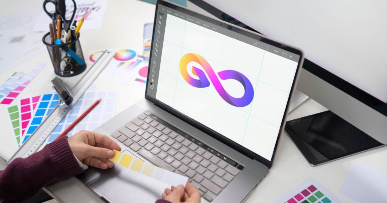 Identidade visual adaptável aplicada em diferentes telas e formatos